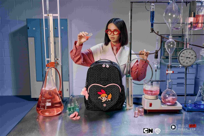 可爱警报响起!Kipling飞天小女警联名推9包袋、超萌魔人啾啾吊饰必收 内容图1 潮品文-大潮社旗下实时最新热点娱乐时尚数码等新闻资讯网站! Kipling x 飞天小女警联名系列梦幻登场。(图/品牌业者提供)