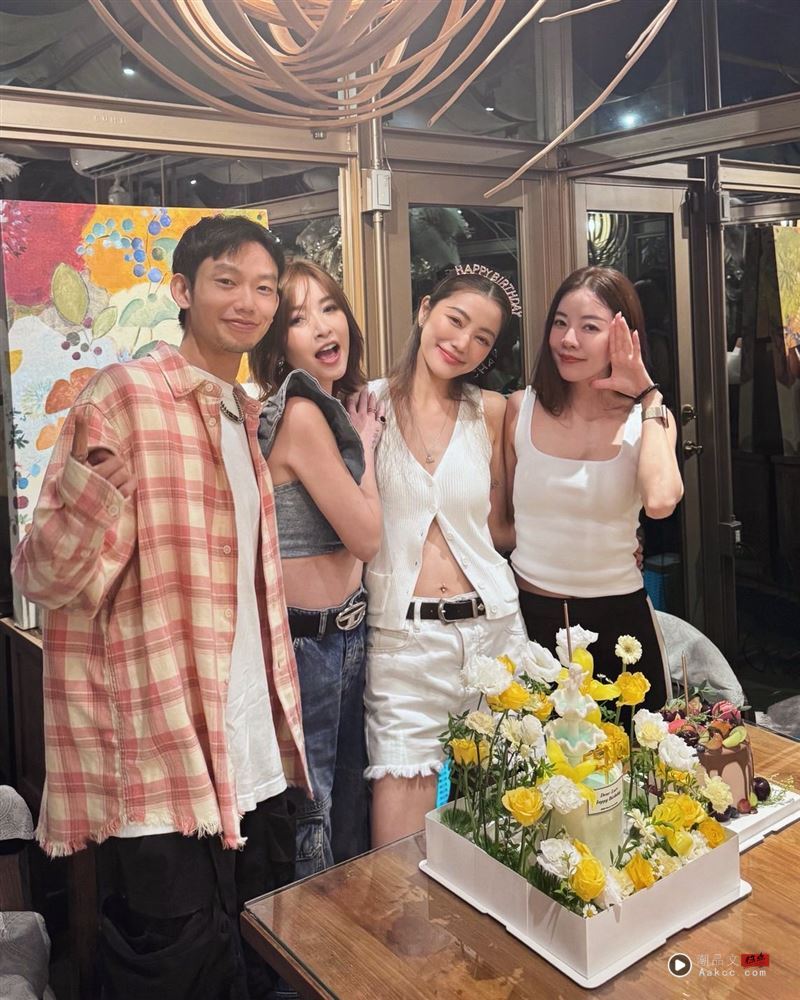 许路儿50岁冻龄美貌惊人!招认大哭一场 亲妹许维恩赞叹:比20岁时还美 内容图1 潮品文-大潮社旗下实时最新热点娱乐时尚数码等新闻资讯网站! 许维恩(左二起)帮姊姊许路儿庆生。(图/翻摄自脸书)