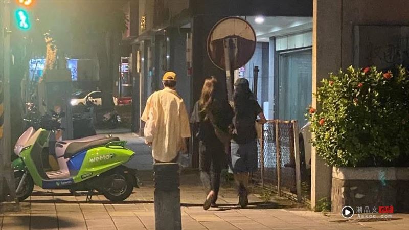 蔡依林10点还没睡觉路边被拍！旁边两位超大咖　网笑：交到坏朋友
