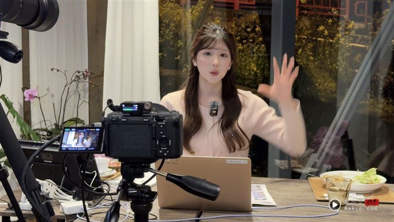 美女气象主播播报烟火“呆萌反应”影片疯传！网护航：人美就是可爱