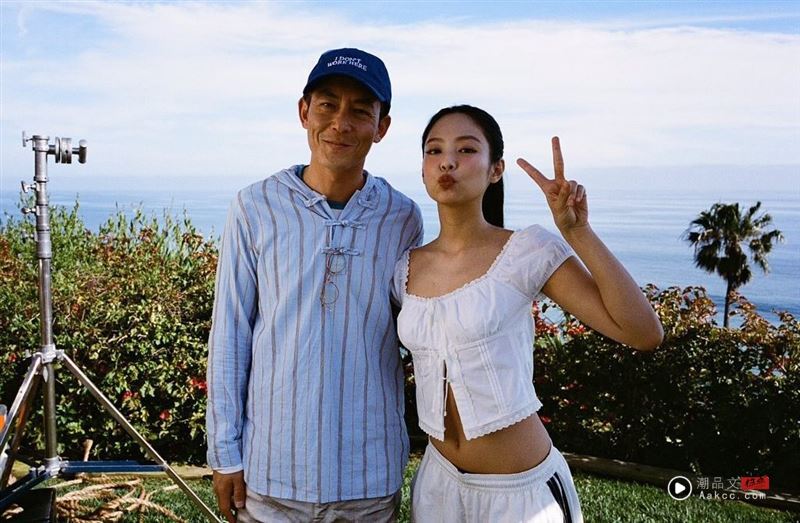 态度差很大!陈冠希与男粉合照“脸臭秒转身”翻脸 同一天女粉暖到炸 内容图2 潮品文-大潮社旗下实时最新热点娱乐时尚数码等新闻资讯网站! 陈冠希先前与“BLACKPINK”成员Jennie合照。(图/翻摄自jennierubyjane IG)