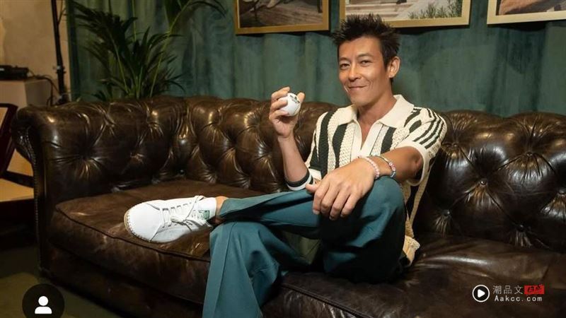 态度差很大！陈冠希与男粉合照“脸臭秒转身”翻脸　同一天女粉暖到炸