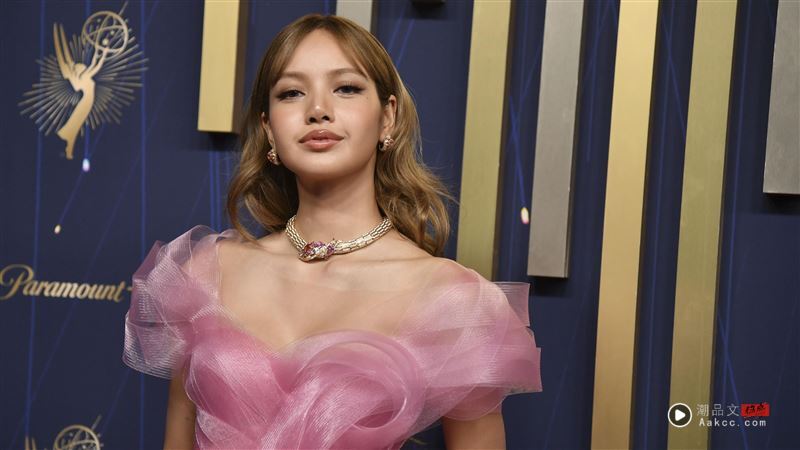 艾美奖红毯Lisa粉嫩登场！礼服大开美腿全放送惊艳登场