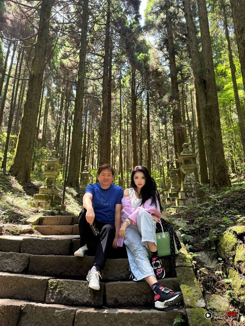 嫁10亿富尪7年生两子淡出演艺圈！41岁名模突深V大尺度现身法拉利餐会 时尚资讯 图2张