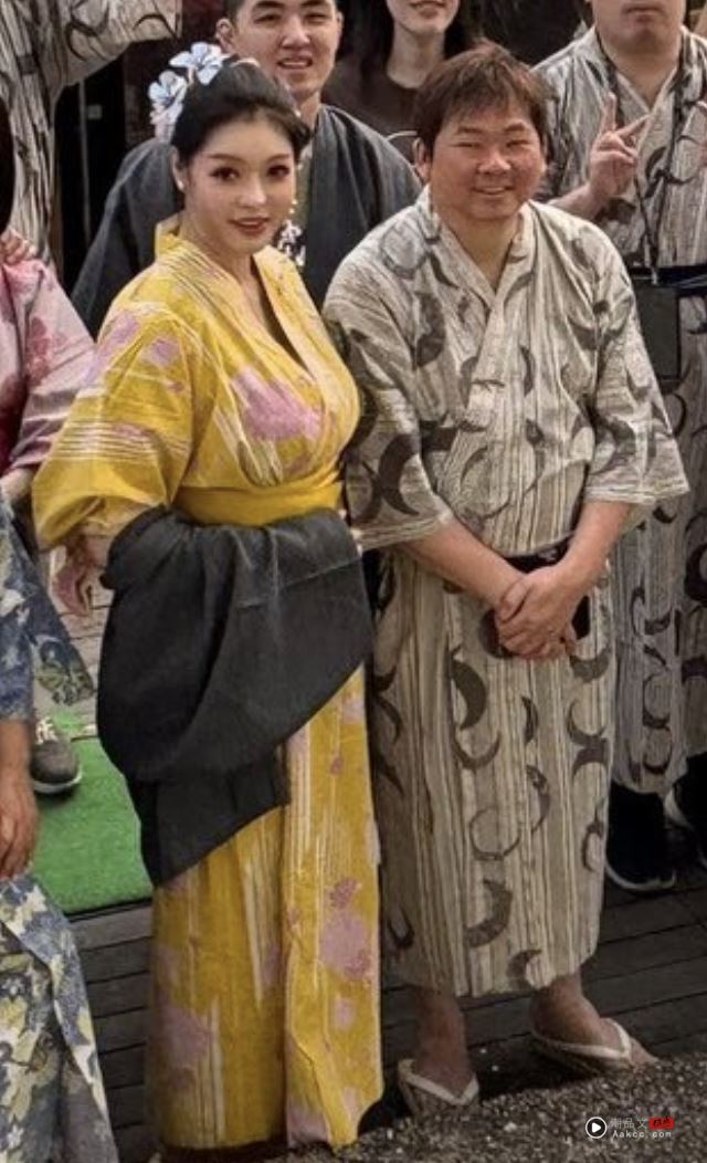 嫁10亿富尪7年生两子淡出演艺圈！41岁名模突深V大尺度现身法拉利餐会 时尚资讯 图3张