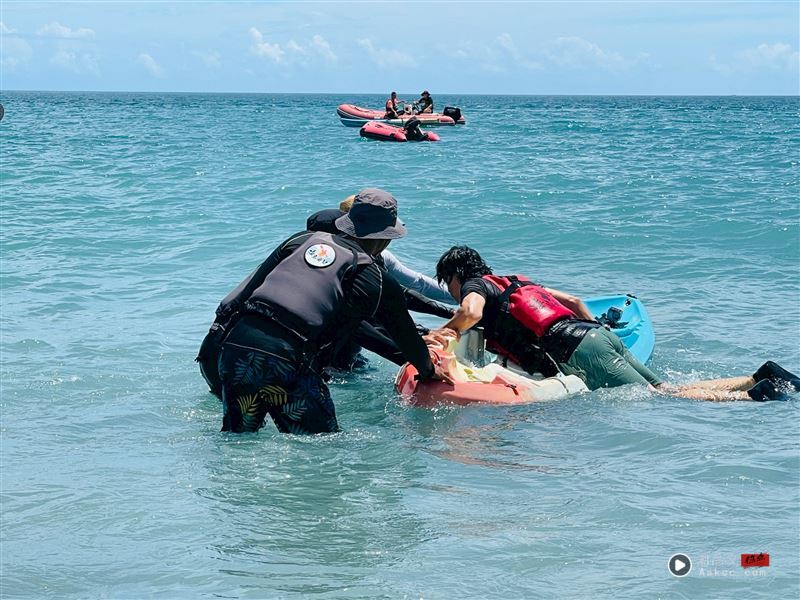 宜兰录到一半出事了!黄镫辉突翻船重摔海里 “惊悚画面”全被拍 内容图2 潮品文-大潮社旗下实时最新热点娱乐时尚数码等新闻资讯网站! 节目发生翻船意外。(图/民视提供)