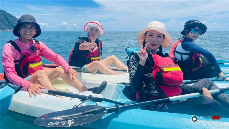 宜兰录到一半出事了！黄镫辉突翻船重摔海里　“惊悚画面”全被拍