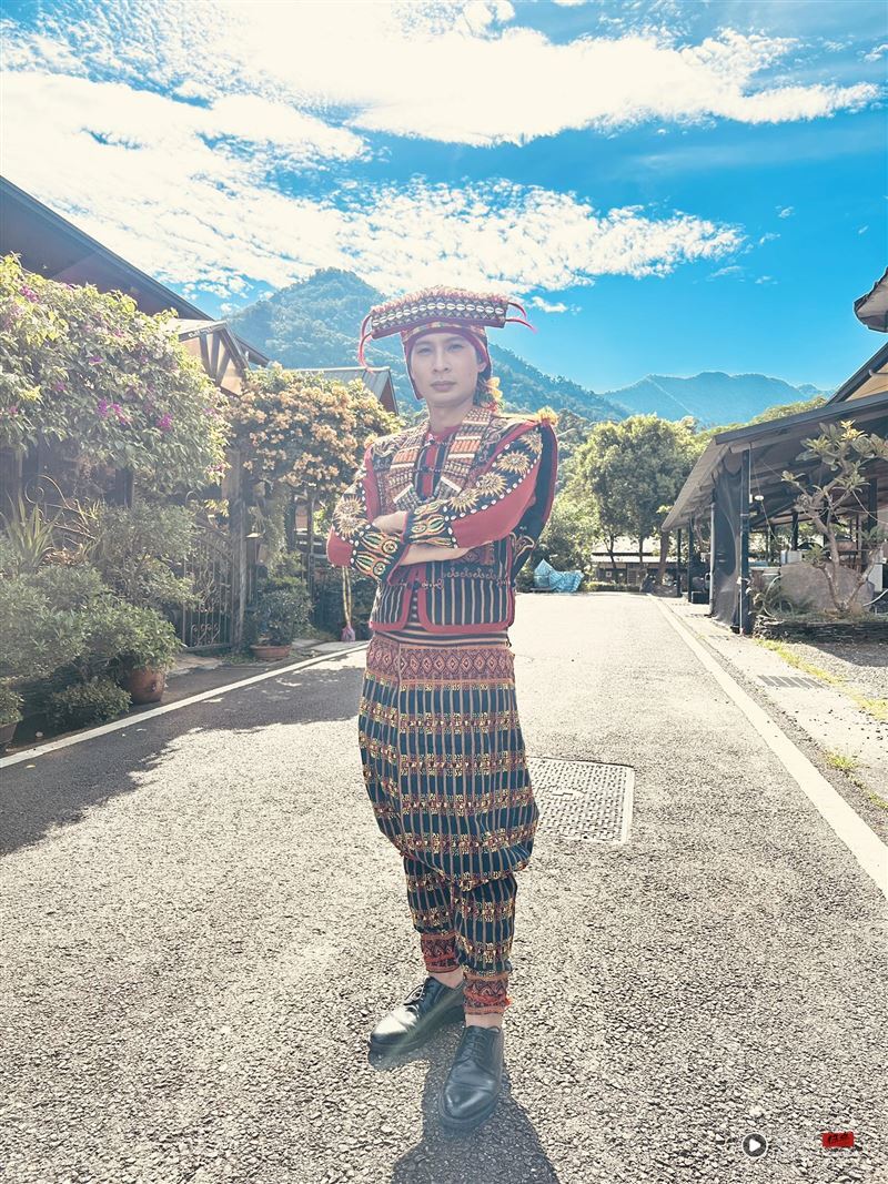 昔退婚分手!逸祥婚礼“撞期旧爱白白生日”她罕见16字公开祝福 内容图1 潮品文-大潮社旗下实时最新热点娱乐时尚数码等新闻资讯网站! 逸祥登记结婚后,20日举办排湾族传统婚礼。(图/翻摄自逸祥脸书)