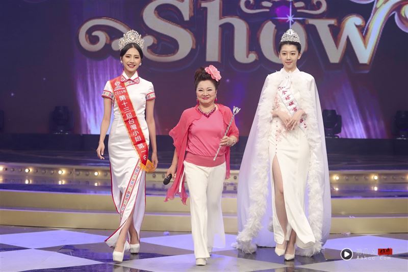 白冰冰节目爆冲突!翁立友突开呛方馨“不是大咖” 尴尬互动曝光 内容图2 潮品文-大潮社旗下实时最新热点娱乐时尚数码等新闻资讯网站! 白冰冰与中国台湾小姐一起走秀。(图/民视提供)