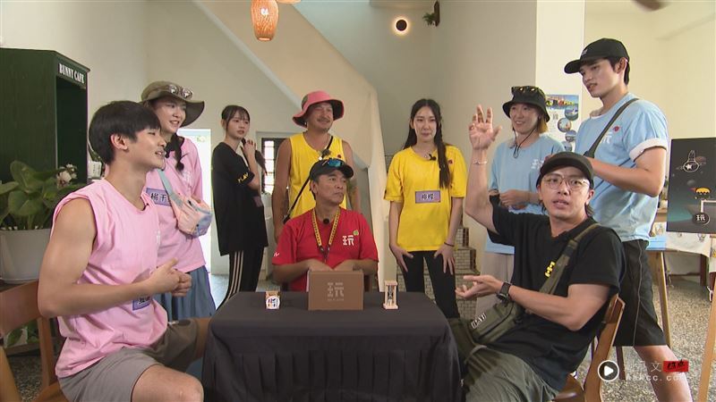 《玩很大》爆意外冲突!坤达突翻车频出包 KID当场动怒开呛不忍了 内容图1 潮品文-大潮社旗下实时最新热点娱乐时尚数码等新闻资讯网站! 吴宗宪、KID跟坤达在澎湖出外景。(图/《综艺玩很大》提供)