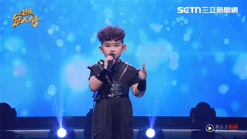 《红人榜》小小歌王最终战!曾宥嘉挑战超强神曲力拼宝座! 内容图1 潮品文-大潮社旗下实时最新热点娱乐时尚数码等新闻资讯网站! 小小歌王擂台主曾宥嘉霸气演唱高难度歌曲《孤儿泪》。(图/超级红人榜提供)