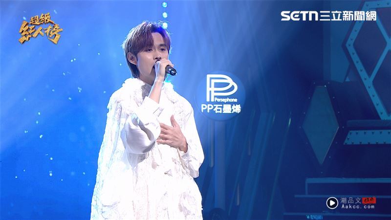 《红人榜》小小歌王最终战!曾宥嘉挑战超强神曲力拼宝座! 内容图2 潮品文-大潮社旗下实时最新热点娱乐时尚数码等新闻资讯网站! 偶像组宝座候选人邝泽东细腻演唱《海海人生》。(图/超级红人榜提供)