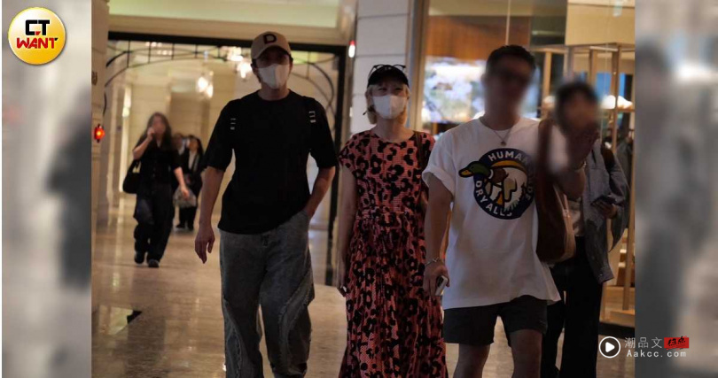 抛震撼弹认爱闪婚!Lulu陈汉典“试菜看婚宴”被拍 私下互动曝光 内容图3 潮品文-大潮社旗下实时最新热点娱乐时尚数码等新闻资讯网站! 陈汉典与Lulu虽然戴着口罩帽子但非常好认。(图/本刊摄影组)
