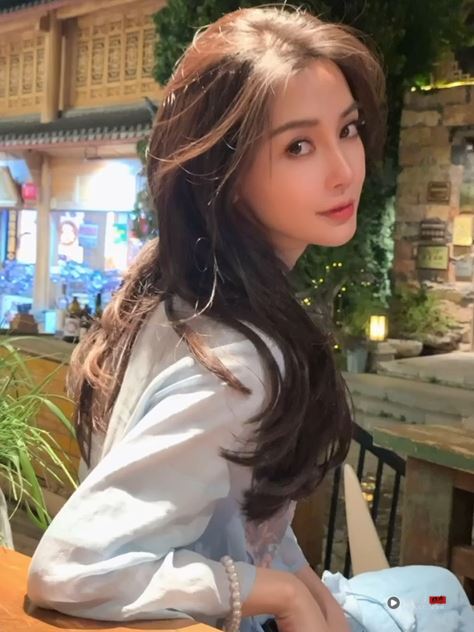 于朦胧之死掀风暴!他盘点“好多内地大牌演员都消失” 都有这共通点 内容图2 潮品文-大潮社旗下实时最新热点娱乐时尚数码等新闻资讯网站! Angelababy在2023年去看疯马秀遭封杀。(图/翻摄自Angelababy微博)