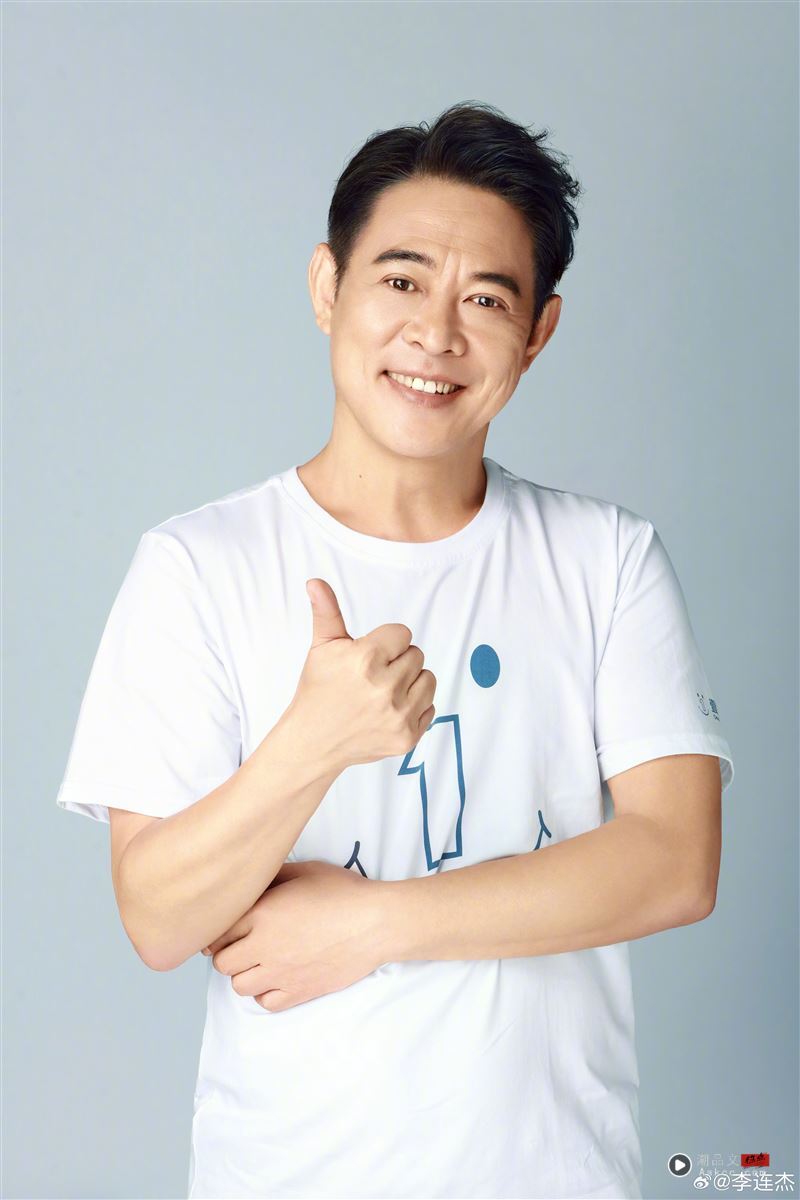 于朦胧之死掀风暴!他盘点“好多内地大牌演员都消失” 都有这共通点 内容图3 潮品文-大潮社旗下实时最新热点娱乐时尚数码等新闻资讯网站! 李连杰消失至少五年。(图/翻摄自李连杰微博)