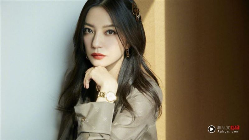 于朦胧之死掀风暴!他盘点“好多内地大牌演员都消失” 都有这共通点 内容图4 潮品文-大潮社旗下实时最新热点娱乐时尚数码等新闻资讯网站! 赵某某去年底宣布离婚之外也再无新作。(图/翻摄自微博)