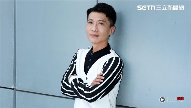 方顺吉染毒入狱后消失!改行卖海鲜大闸蟹 兼唱红包场赚外快 内容图1 潮品文-大潮社旗下实时最新热点娱乐时尚数码等新闻资讯网站! 方顺吉曾因吸毒入狱,如今洗心革面重返歌坛。(图/资料照)