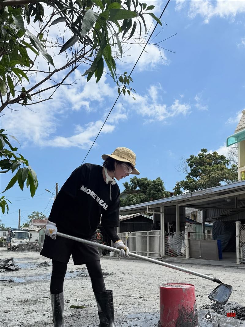 正妹铲土挖水沟救灾满身泥!近看竟是大咖女神 整条街脏泥全靠她清 内容图4 潮品文-大潮社旗下实时最新热点娱乐时尚数码等新闻资讯网站! 泱泱(吴泱潾)她在中秋连假期间低调前往灾区协助清淤,事后分享救灾过程。(图/翻摄自泱泱IG)