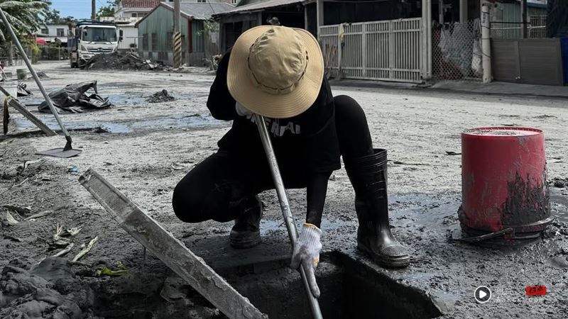 正妹铲土挖水沟救灾满身泥！近看竟是大咖女神　整条街脏泥全靠她清