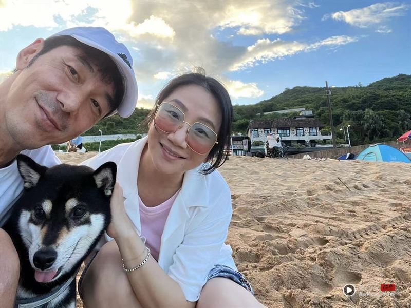 陶晶莹迷恋“他”狂赞大长腿好帅 老公李李仁不忍了呛:不守妇道! 内容图2 潮品文-大潮社旗下实时最新热点娱乐时尚数码等新闻资讯网站! 陶晶莹(右)分享与老公李李仁间的对话。(图/翻摄自脸书)