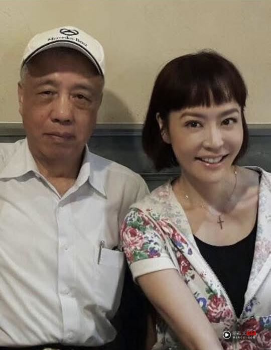 女星父亲不抽烟罹患肺腺癌!相隔2个月病逝“这1症状”竟忽略10年 内容图2 潮品文-大潮社旗下实时最新热点娱乐时尚数码等新闻资讯网站! 唐玲难过晒出爸爸合照,坦言在确诊肺腺癌2个月后父亲就离世。(图/翻摄自唐玲脸书)
