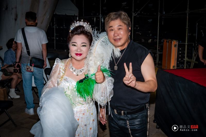 最好看的双十晚会在台中!胡瓜开场、白冰冰压轴 “小哥、二姐”都来了 内容图2 潮品文-大潮社旗下实时最新热点娱乐时尚数码等新闻资讯网站! 白冰冰白冰冰则以同为KTV金曲的〈阿娜答〉、〈舞池〉让全场K歌不断,右为胡瓜。(图/三立)
