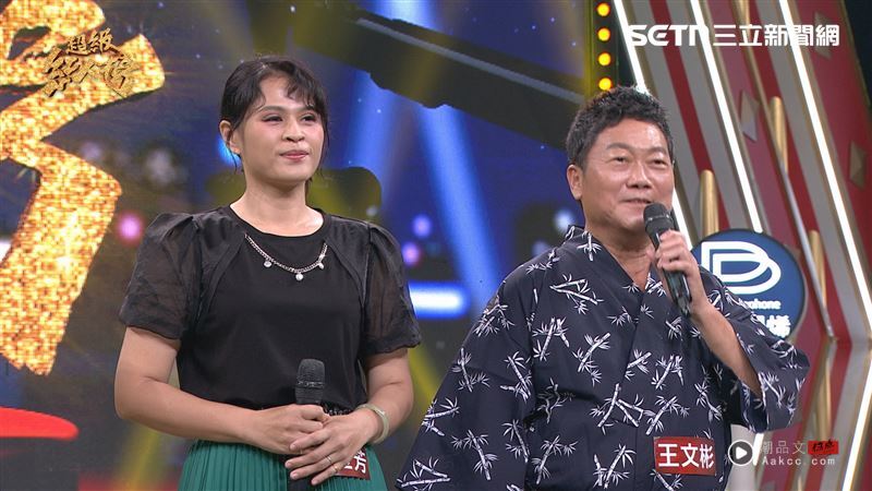 《红人榜》江云梅首战唱跳 许常德直呼“这是我给你最高分的一次!” 内容图2 潮品文-大潮社旗下实时最新热点娱乐时尚数码等新闻资讯网站! “莲雾公主”翁玉芳(左)“茶农歌王”王文彬(右)展开二次对决。(图/超级红人榜提供)