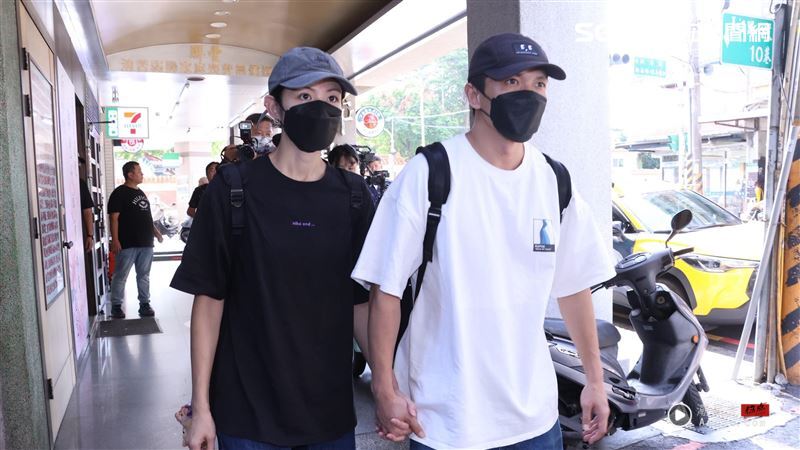 李千娜悲送颜正国最后一程!连赴灵堂5天 夫妻牵手离开后不发一语 内容图1 潮品文-大潮社旗下实时最新热点娱乐时尚数码等新闻资讯网站! 李千娜和黄尚禾连续五天前往颜正国灵堂。(图/记者郑孟晃摄影)
