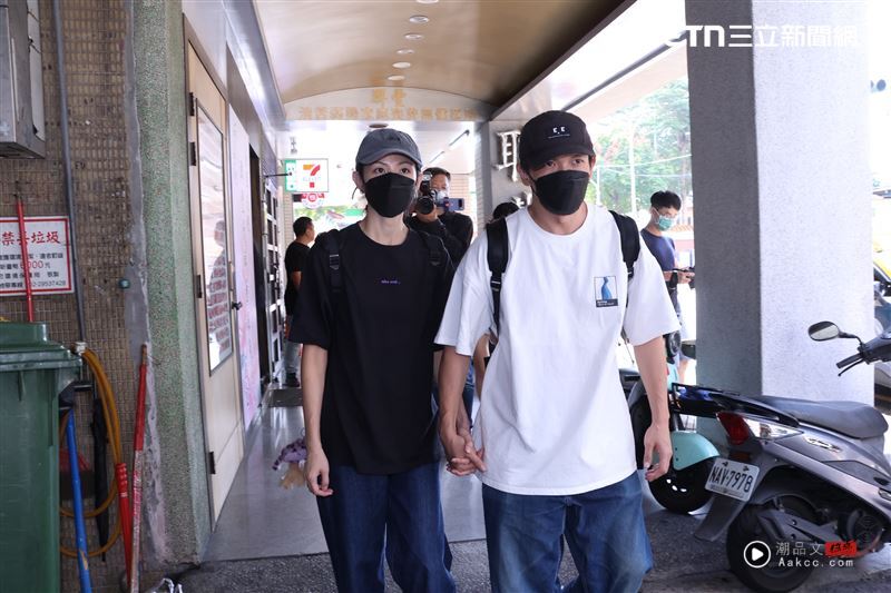 李千娜悲送颜正国最后一程!连赴灵堂5天 夫妻牵手离开后不发一语 内容图2 潮品文-大潮社旗下实时最新热点娱乐时尚数码等新闻资讯网站! 李千娜和黄尚禾连续五天前往颜正国灵堂。(图/记者郑孟晃摄影)