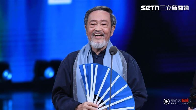 楚留香配音员是他！高龄81岁杜满生罕见露面　拿扇子重现经典英姿 时尚资讯 图1张