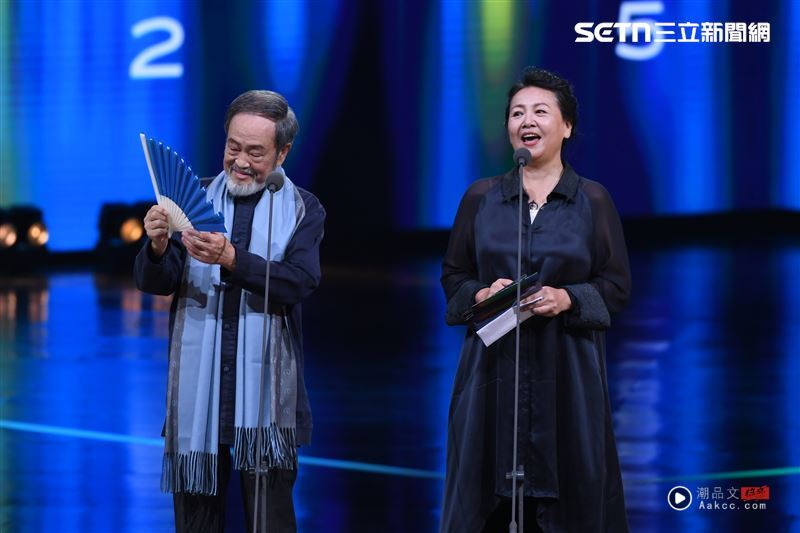 楚留香配音员是他！高龄81岁杜满生罕见露面　拿扇子重现经典英姿 时尚资讯 图3张