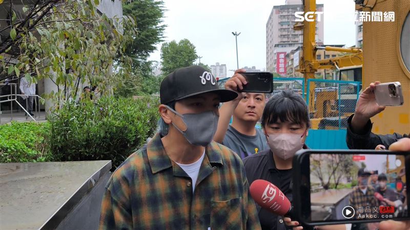 担忧闪兵不过?坤达自发性气胸还花20、30万元造假病历!免役主因陷谜团 内容图1 潮品文-大潮社旗下实时最新热点娱乐时尚数码等新闻资讯网站! “Energy”成员坤达涉嫌闪兵,遭移送侦办,检方裁定50万交保。(图/记者庄淇钧摄影)