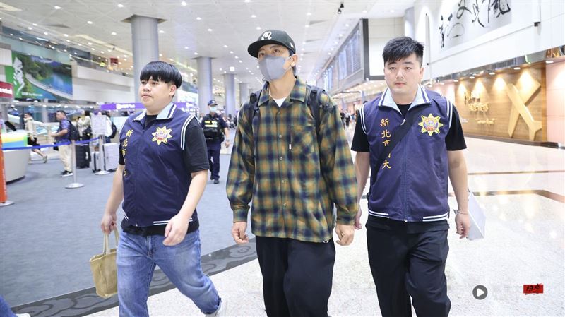 坤达“一日检察官”遭神预言!喊“逃兵”一字尬笑 还曾演过检察官