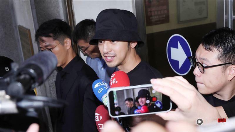 面对逃兵追问艺人全说“这3字”！民众怒翻炸锅了：这是在演吗？ 时尚资讯 图1张