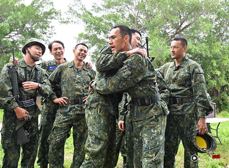 闪兵艺人输惨!曾子余、林隆璇儿“当兵”宣布结训 血汗内幕全公开 内容图1 潮品文-大潮社旗下实时最新热点娱乐时尚数码等新闻资讯网站! 盖瑞(左起)、黄镫辉、孙绽、林亭翰、阿夫、孙其君,五百障碍鉴测顺利结束。(图/台视提供)