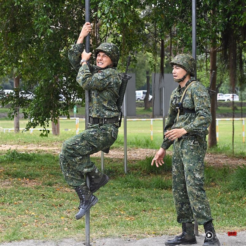 闪兵艺人输惨!曾子余、林隆璇儿“当兵”宣布结训 血汗内幕全公开 内容图2 潮品文-大潮社旗下实时最新热点娱乐时尚数码等新闻资讯网站! 曾子余尽全力进行五百障碍爬竿项目,潘君仑(右)贴心全程陪伴。(图/台视提供)