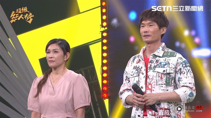 《红人榜》农民擂台赛激战!荔枝歌王对决莲雾歌后 陈子鸿直呼太难评! 内容图2 潮品文-大潮社旗下实时最新热点娱乐时尚数码等新闻资讯网站! 青春组挑战者郭慧昭演(左)候选人林鑫成(右)。(图/超级红人榜提供)