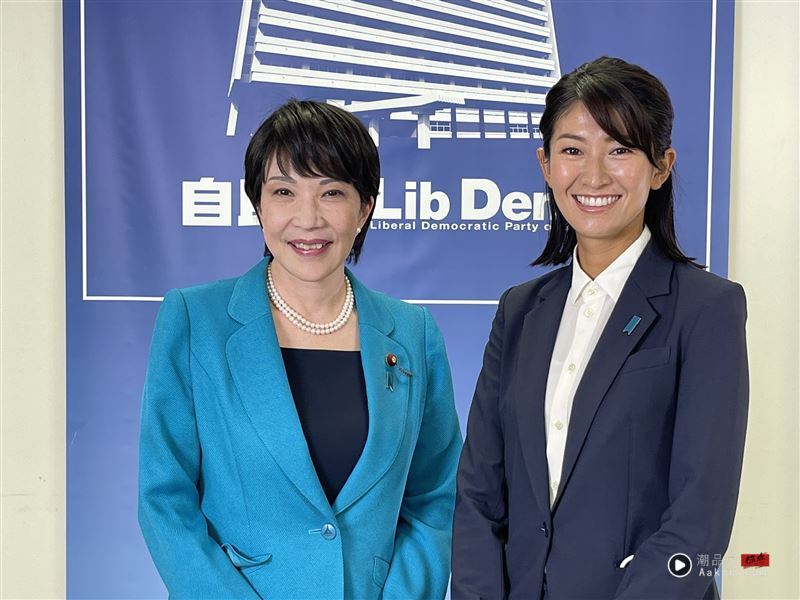 44岁“前F级写真女星”入阁!《男女纠察队》常客正式任高市早苗内阁 内容图4 潮品文-大潮社旗下实时最新热点娱乐时尚数码等新闻资讯网站! 森下千里原本就相当受新任首相高市早苗(左)青睐。(图/翻摄自X平台)