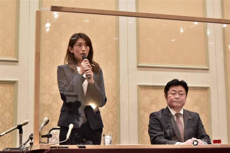 44岁“前F级写真女星”入阁!《男女纠察队》常客正式任高市早苗内阁 内容图1 潮品文-大潮社旗下实时最新热点娱乐时尚数码等新闻资讯网站! 自民党众议员森下千里(左)宣布正式成为进入高市早苗内阁。(图/翻摄自X平台 @ChiiChiiiii)