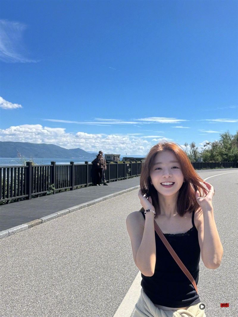 疑卷于朦胧惨死命案!宋伊人演出画面遭综艺节目剪光 网:全面抵制 内容图2 潮品文-大潮社旗下实时最新热点娱乐时尚数码等新闻资讯网站! 宋伊人照样经营社群。(图/翻摄自宋伊人微博)