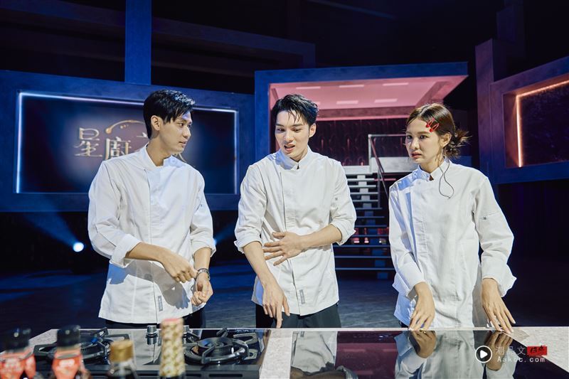 晒阿Ken婚纱照疑怀孕!安心亚“录影1动作”又露馅 女星吓喊:大发现 内容图2 潮品文-大潮社旗下实时最新热点娱乐时尚数码等新闻资讯网站! 李玉玺(左起)、黄伟晋和安心亚讨论烹饪战术。(图/华视提供)