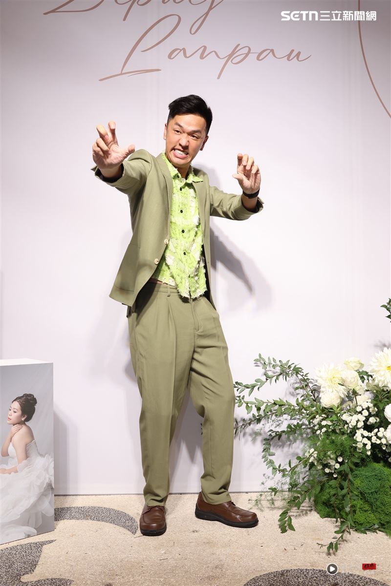 逸祥禁欲5年宣布结婚!香蕉笑称“他会用身体还”:红包是朋友中第二多 内容图2 潮品文-大潮社旗下实时最新热点娱乐时尚数码等新闻资讯网站! 香蕉担任婚礼总召亲力亲为。(图/记者郑孟晃摄影)