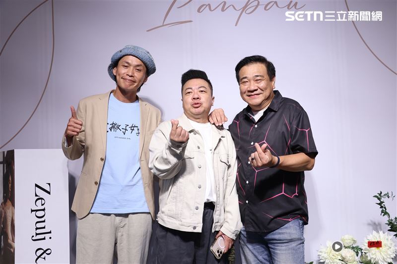 逸祥禁欲5年宣布结婚!香蕉笑称“他会用身体还”:红包是朋友中第二多 内容图3 潮品文-大潮社旗下实时最新热点娱乐时尚数码等新闻资讯网站! 左起黄镫辉、董至成、白云等人参加逸祥婚礼。(图/记者郑孟晃摄影)