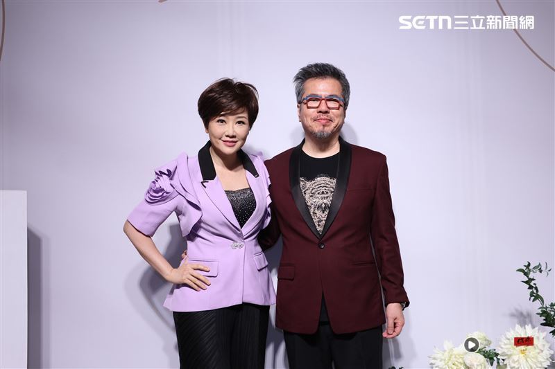 逸祥禁欲5年宣布结婚!香蕉笑称“他会用身体还”:红包是朋友中第二多 内容图4 潮品文-大潮社旗下实时最新热点娱乐时尚数码等新闻资讯网站! 黄国伦、寇乃馨夫妻参加逸祥婚礼。(图/记者郑孟晃摄影)