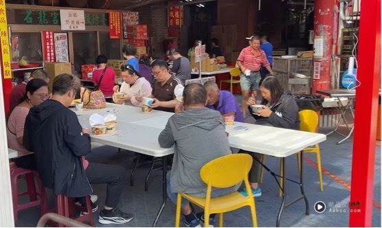 宝岛神很大/秋祭土地公 备“这供品”感恩祈求来年丰收 内容图3 潮品文-大潮社旗下实时最新热点娱乐时尚数码等新闻资讯网站! 庙里提供饮食区,让民众吃泡面求财保平安。(图/三立新闻网翻摄画面)