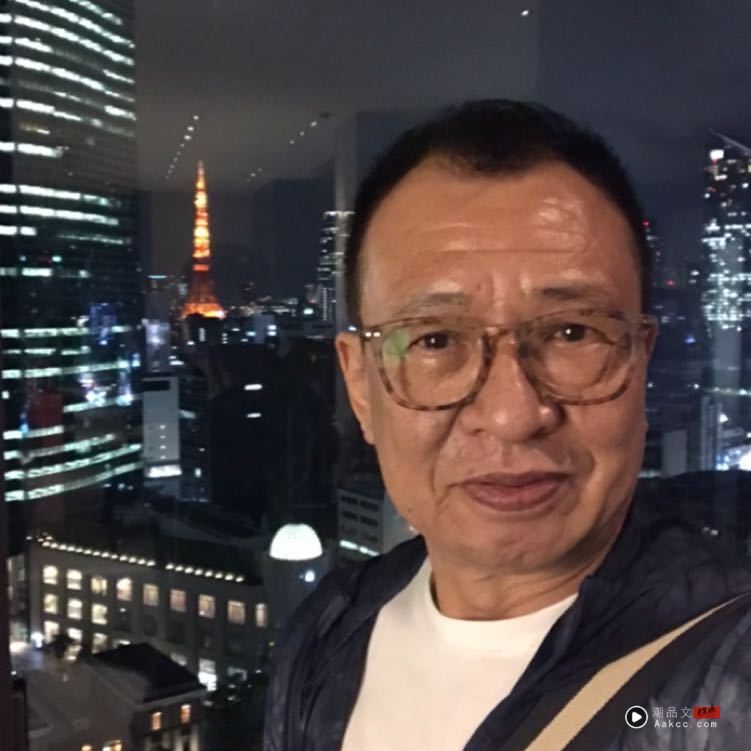 许绍雄癌逝!爱妻相伴33年“继子喊他爸爸”:喜欢就不会计较那么多 内容图2 潮品文-大潮社旗下实时最新热点娱乐时尚数码等新闻资讯网站! 许绍雄1992年与新加坡名门千金龙嬿结婚后,几乎与绯闻绝缘。(图/翻摄自许绍雄微博)