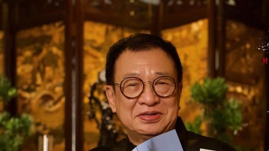 许绍雄癌逝!爱妻相伴33年“继子喊他爸爸”:喜欢就不会计较那么多 内容图1 潮品文-大潮社旗下实时最新热点娱乐时尚数码等新闻资讯网站! 许绍雄癌逝,享寿76岁。(图/翻摄自许绍雄微博)