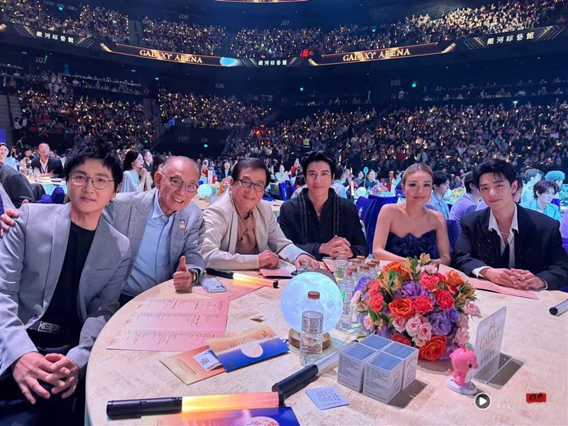 遭71岁成龙摸背!疑“伸咸猪手”容祖儿不忍亲回了:我没感觉 内容图1 潮品文-大潮社旗下实时最新热点娱乐时尚数码等新闻资讯网站! 成龙、容祖儿、王力宏、肖战等大咖同桌。(图/翻摄自微博)