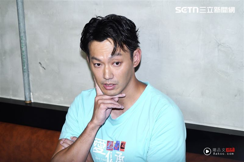 威廉撑不下去了!闪兵后收入归零“月扛7万房贷”:再不行就卖房 内容图1 潮品文-大潮社旗下实时最新热点娱乐时尚数码等新闻资讯网站! 威廉因闪兵案重创演艺事业,日前现身东区卖咸酥鸡做公益。(图/记者赵于莹摄影)