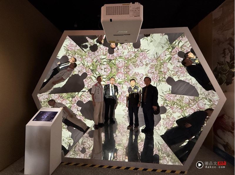 中坜仁海宫200周年重磅钜献!携手故宫“郎世宁”神作科技点亮历史 内容图2 潮品文-大潮社旗下实时最新热点娱乐时尚数码等新闻资讯网站! 以〈仙萼长春〉为灵感的繁花镜像。(图/翻摄自国立故宫博物院)